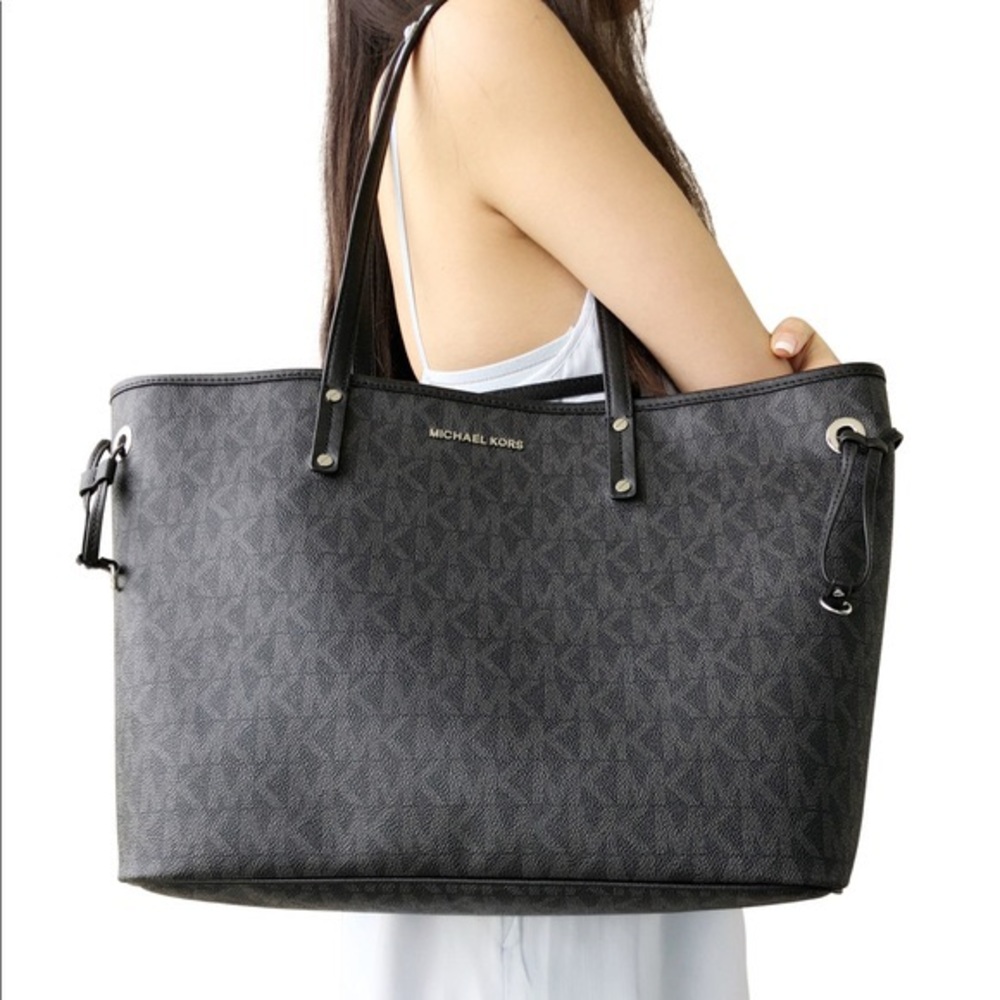 Michael Kors 2018 Jet Set Tote in Black